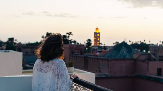 Une ville marocaine vue des toits, le terrain de ces dix voies