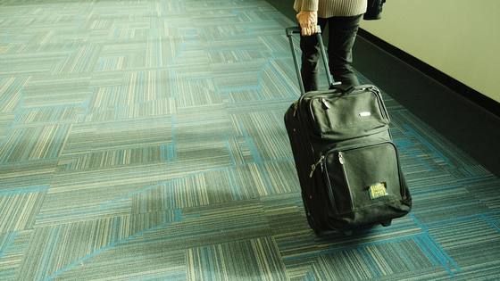 Une valise posée dans un hall de départ