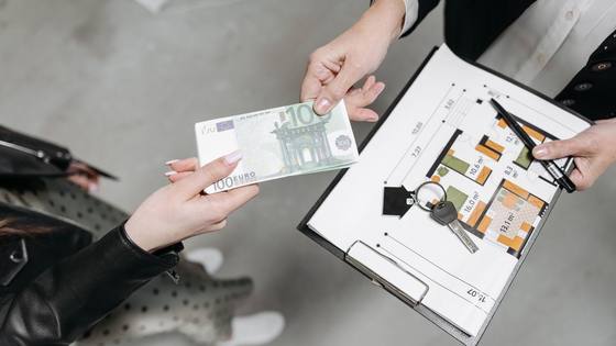 Un plan de logement et un paiement qui change de main