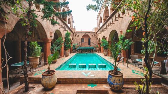 La cour d'un riad marocain, le type de logement confié à une conciergerie