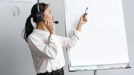 Une formatrice devant un tableau, en session