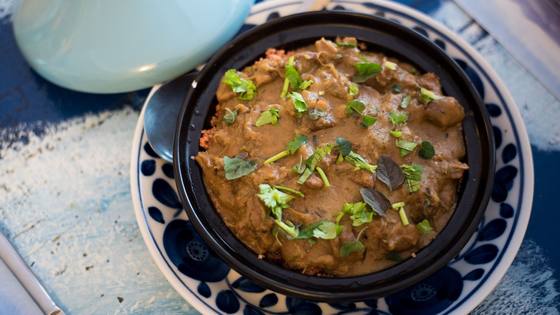 Des tajines en cuisson, plat de base de la restauration marocaine