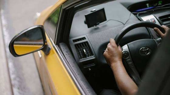 Un chauffeur au volant, activité de transport de personnes