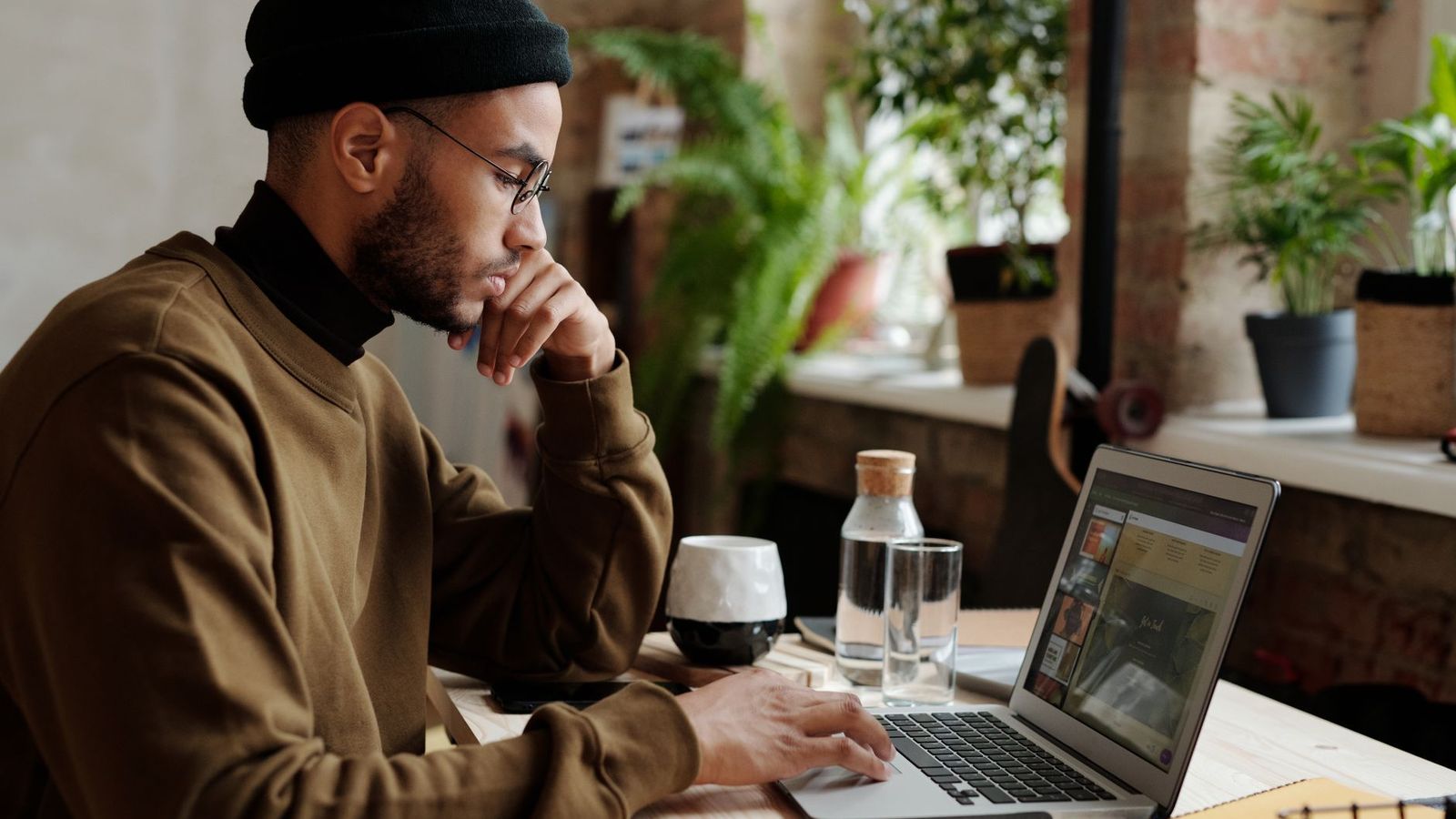 Un poste de travail de freelance, ordinateur portable et carnet
